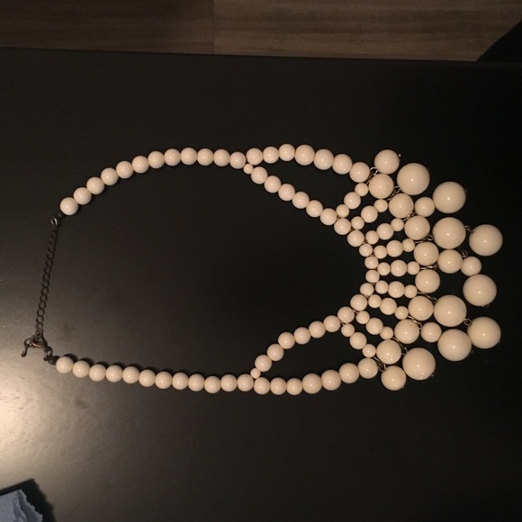 white beaded necklace - Picture 1 of 1